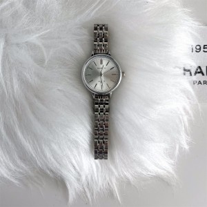 气质碎冰蓝手表女学生简约小众chic复古通勤职场轻奢高级感石英表